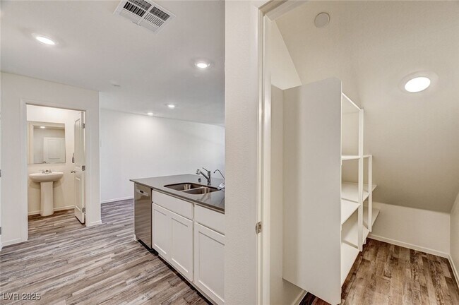 Building Photo - 7379 Raimee Brk St