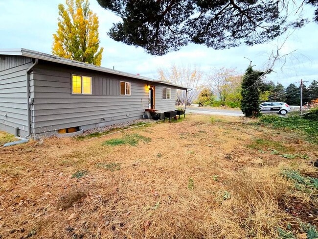Building Photo - Large 4 Bed, 2 Bath in Desirable East Wenatchee!