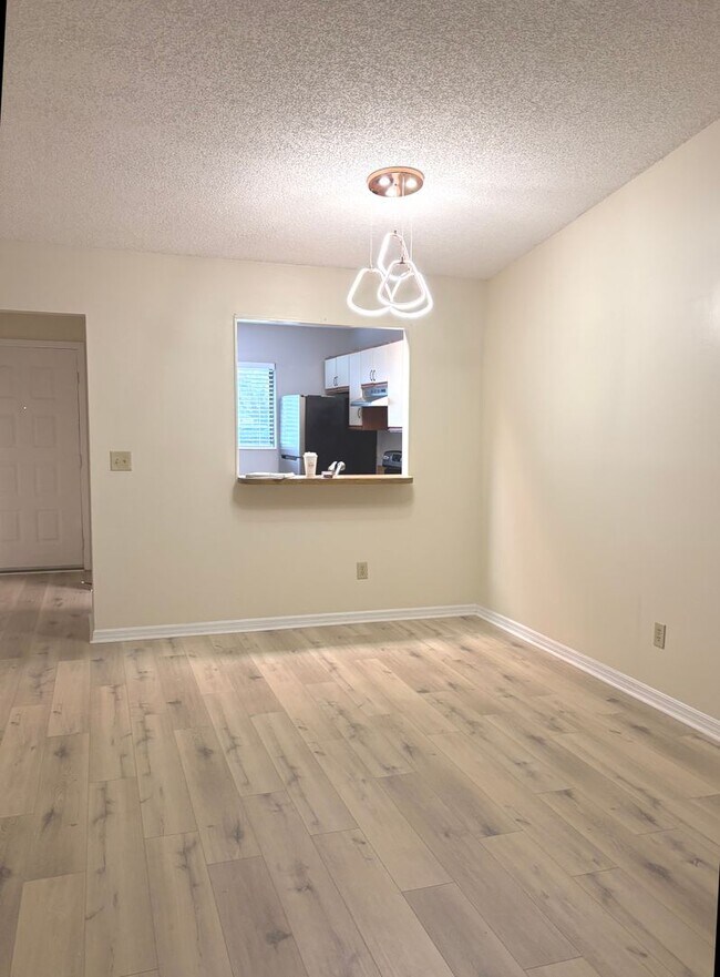 Building Photo - Beautifully updated 2 / 2 Condo