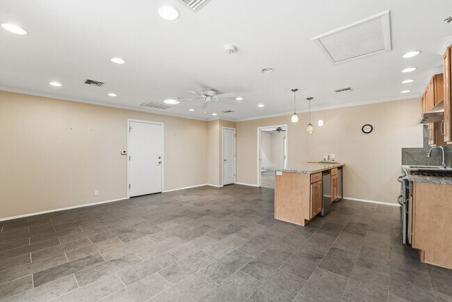 Building Photo - Welcome to this beautiful 4-bedroom, 3-bathroom home in Tempe Arizona!