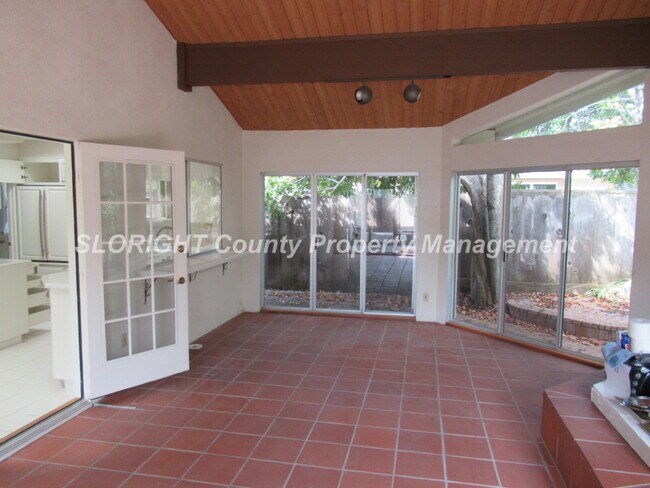 Building Photo - AVAILABLE JULY - 3 Bed & 2 Baths