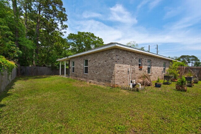 Building Photo - "Charming 3-Bed Home in Mary Esther with $200.00 Off First Full Month's Rent!"