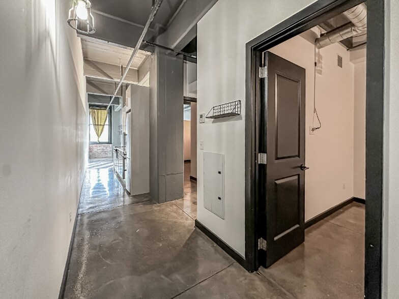 Building Photo - 1701 Tulip St