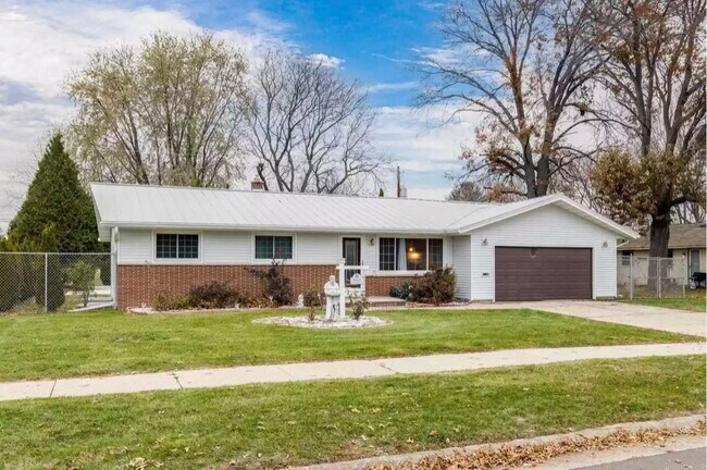 Primary Photo - 1033 N Claremont Dr