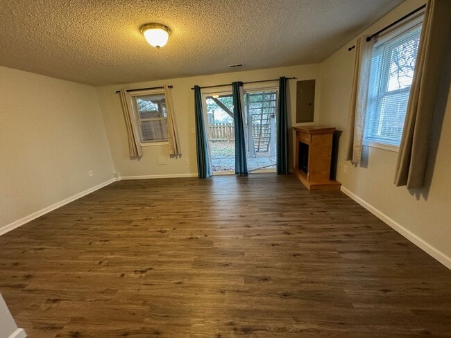 Building Photo - Spacious Home with Three Private Suites