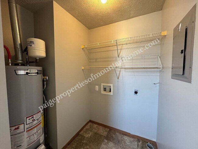 Building Photo - 406 S 3rd St