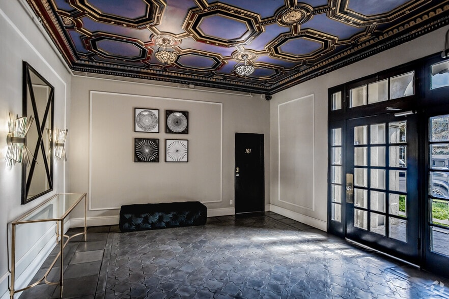 Lobby Photo - La Chandelle Apts...Charming building...Renovated Apartments Available...Hardwood Floors!