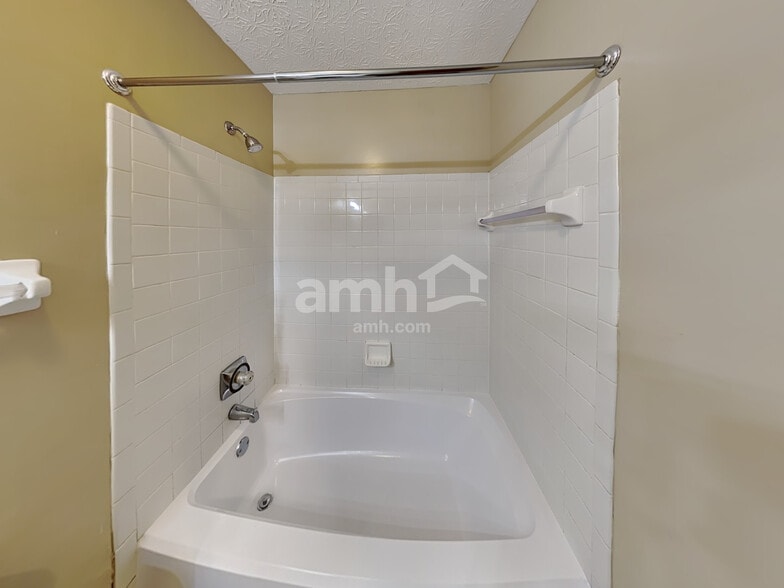 Building Photo - 4831 Ballentine Dr