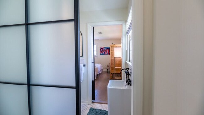 Building Photo - 4923 France Ave