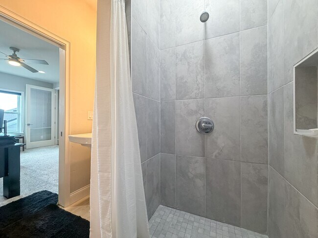Building Photo - Modern-Luxury 5/3 in Oakmont