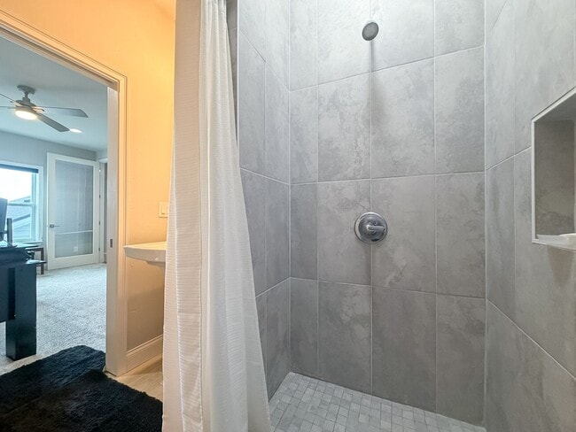 Building Photo - Modern-Luxury 5/4 in Oakmont