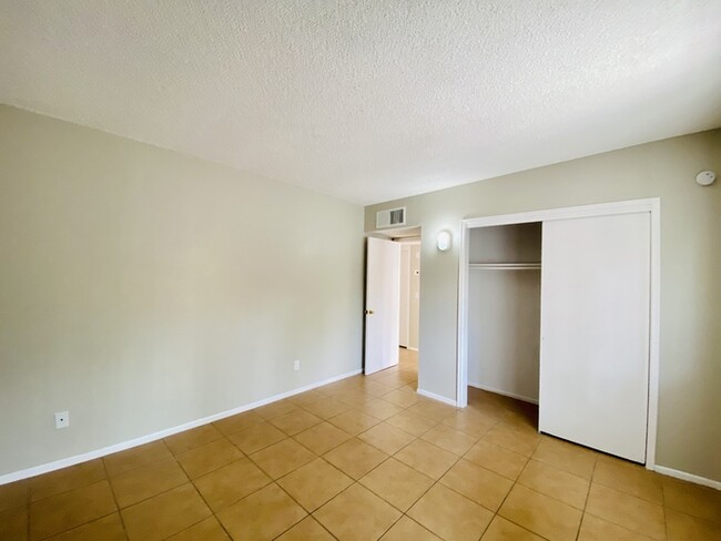 Building Photo - Huge Adobe 2 Bed/1Bath Adobe Townhome in C...