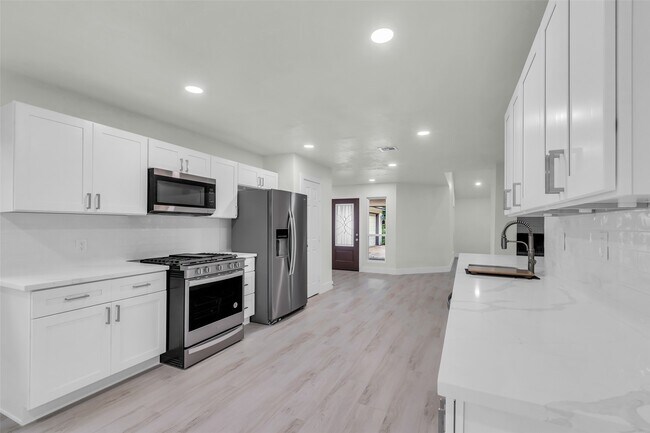 Building Photo - 1602 Pine Oak Dr