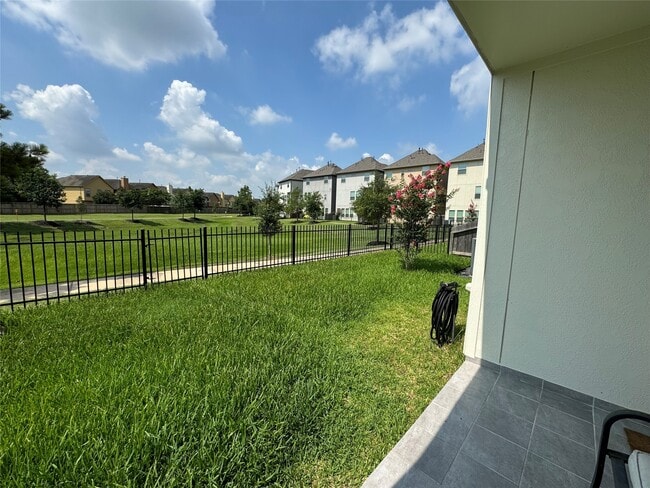 Building Photo - 2018 Royal Landing Dr