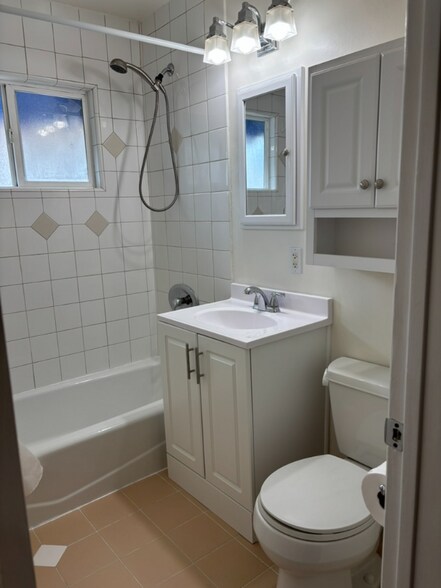 Building Photo - 534 N Niagara St