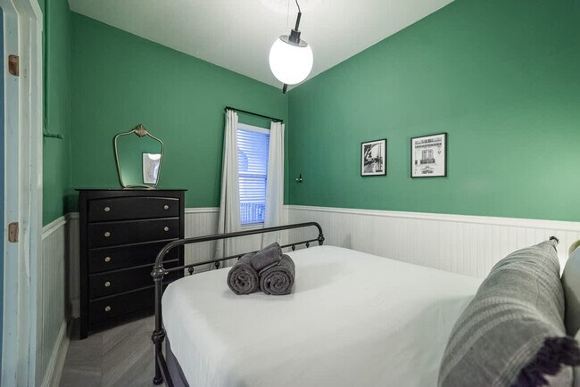 Building Photo - 1411 W Grand Ave