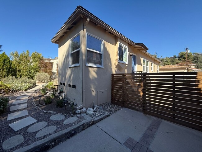 Building Photo - Amazing 3 Bedroom Montrose Home!