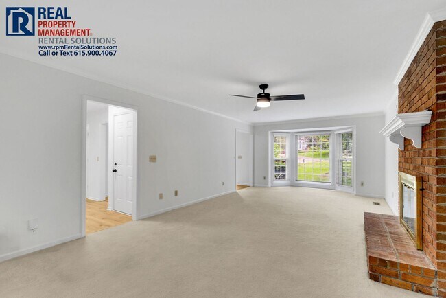 Building Photo - Beautiful Brentwood 3 BD home with attache...