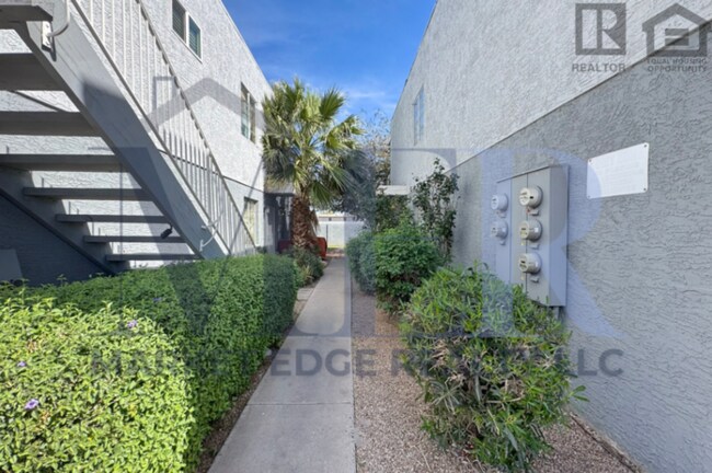 Building Photo - 2Bed/1.5Bath Ground Floor Townhouse at Glendale Ave/27th Ave! Ready for Immediate Move-In! -- GAR...