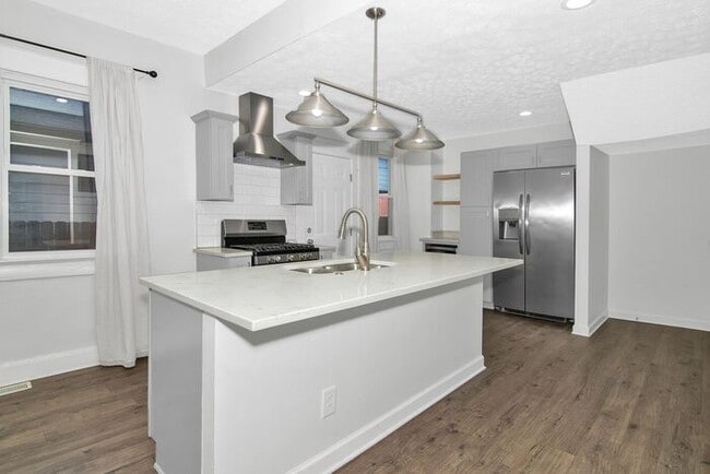 Building Photo - Classic Remodeled Townhome in Windsor Park