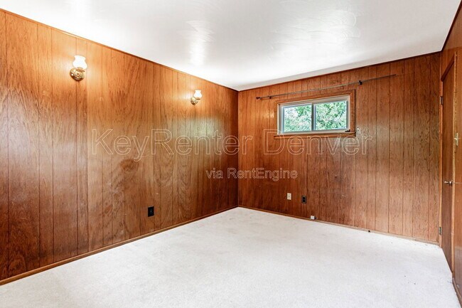 Building Photo - 400 Lily Ln