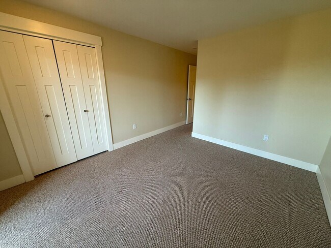 Building Photo - 2 Bedroom Townhouse For Rent In White Salmon