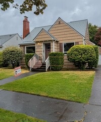 Building Photo - Spacious NE Salem Character Home | Pet Friendly | Central Heat