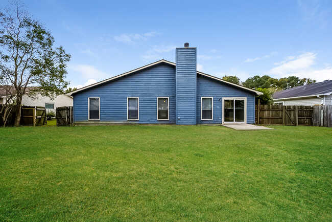 Building Photo - Four Bedroom Home in Summerville, SC!