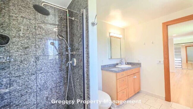 Building Photo - 11204 NE 58th Pl