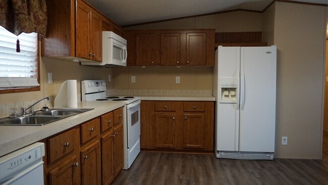 Building Photo - 3 Bedroom mobile home in the County