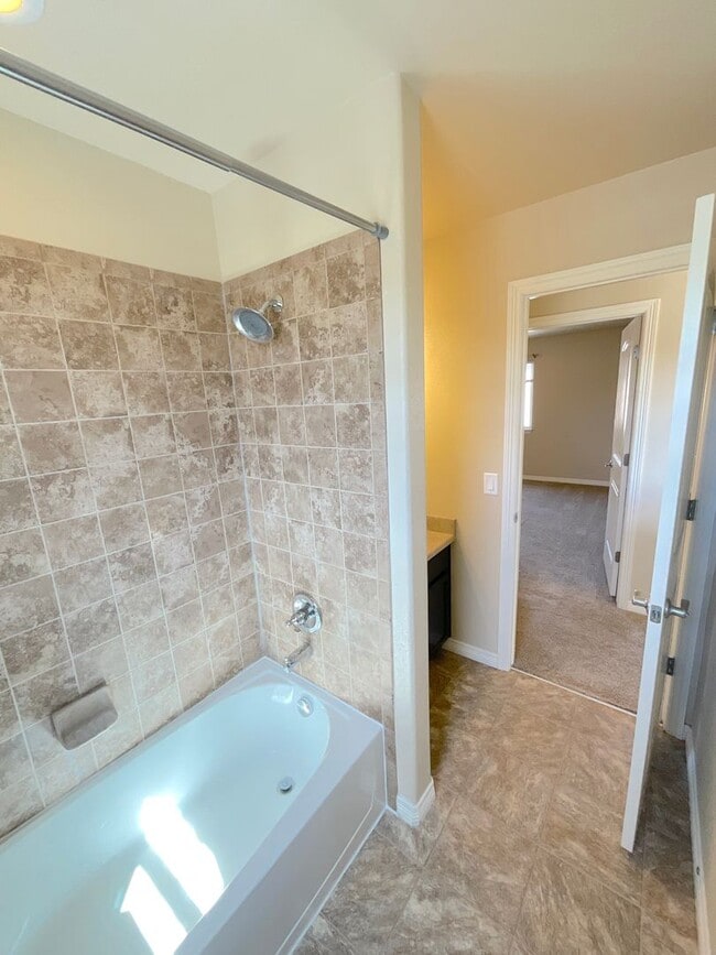 Building Photo - 3 Bedroom Home Available Near S Marksheffel Rd & Fontaine Blvd!