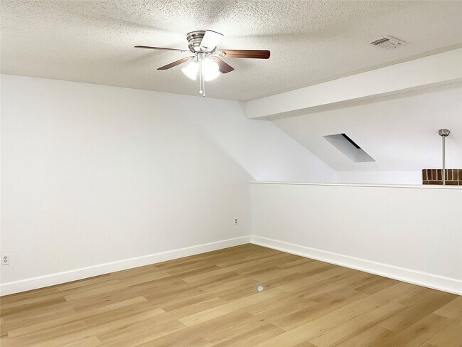 Building Photo - 13716 Hollowgreen Dr