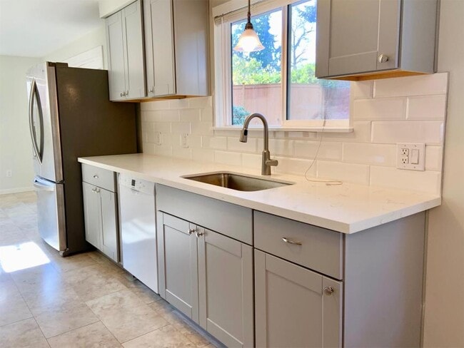 Building Photo - 3 bedroom in Bellevue WA 98006