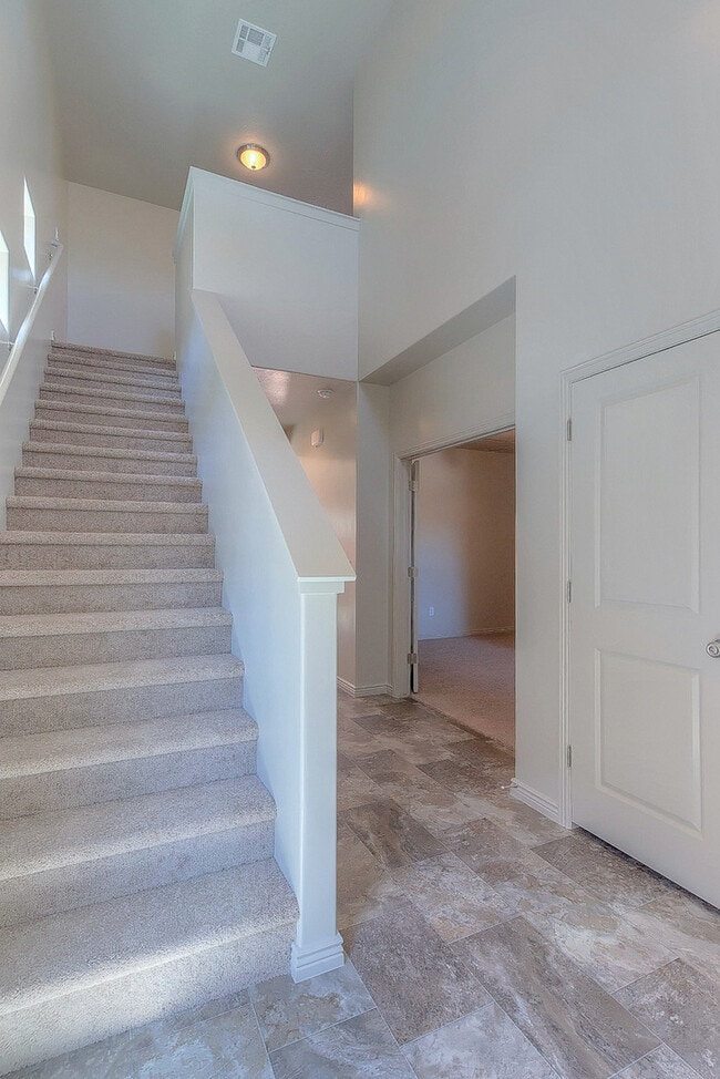 Building Photo - 4 Bedroom End Unit in Sienna Hills! Small Dog Friendly!