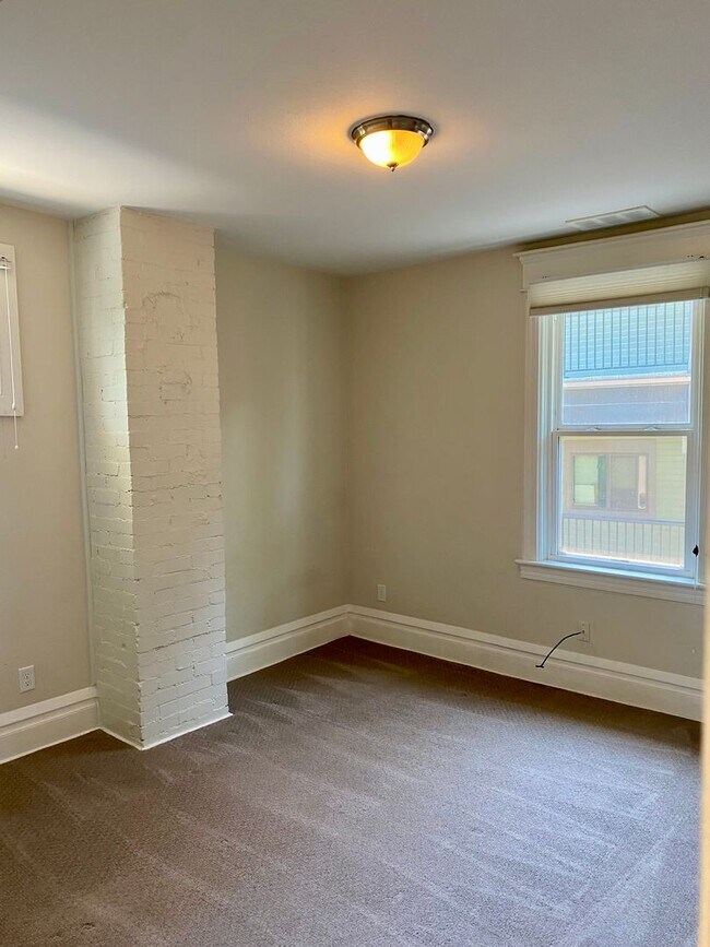 Building Photo - Spacious 4 bedroom Historic House - Available for Fall 2026-2027!