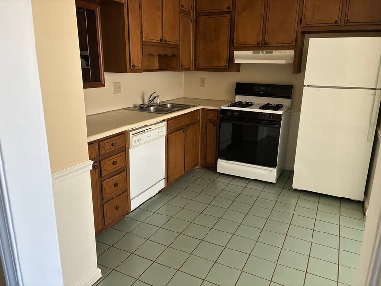 Building Photo - Room in Townhome on Patterson Cir