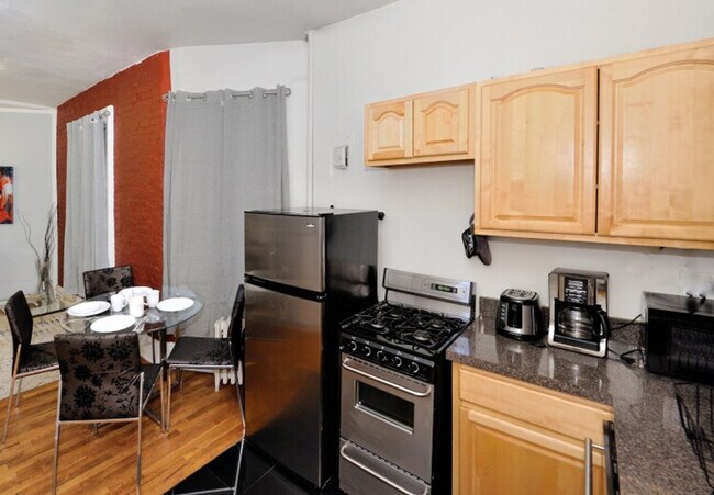 Building Photo - 440 W 45th St