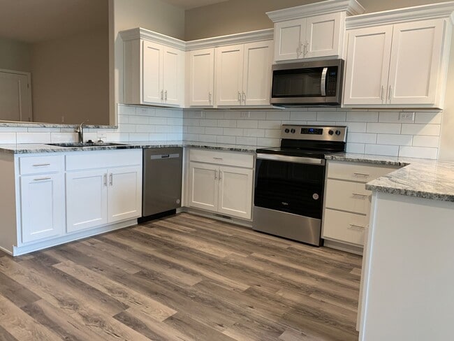 Building Photo - Zero entry ranch townhome with 2 stall garage. Spacious 2 bedrooms with walk in closets, 2.5 bath...