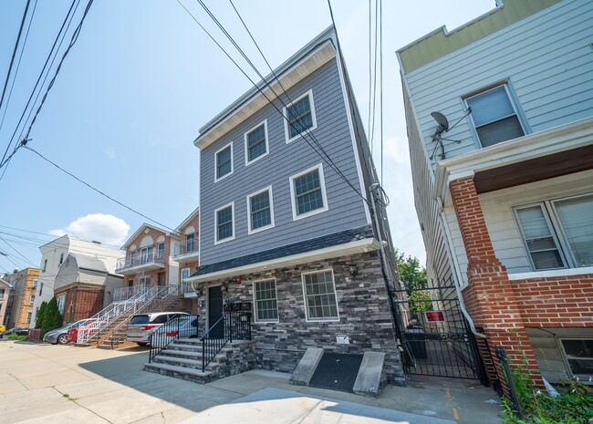 Building Photo - 44 Bryant Ave