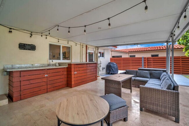 Building Photo - 8225 SW 39th St