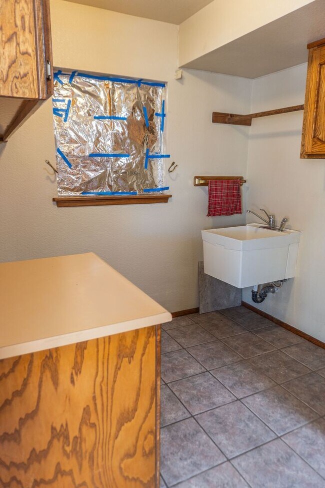 Building Photo - Spacious 3-Bedroom, 4-Bath Vintage Home wi...