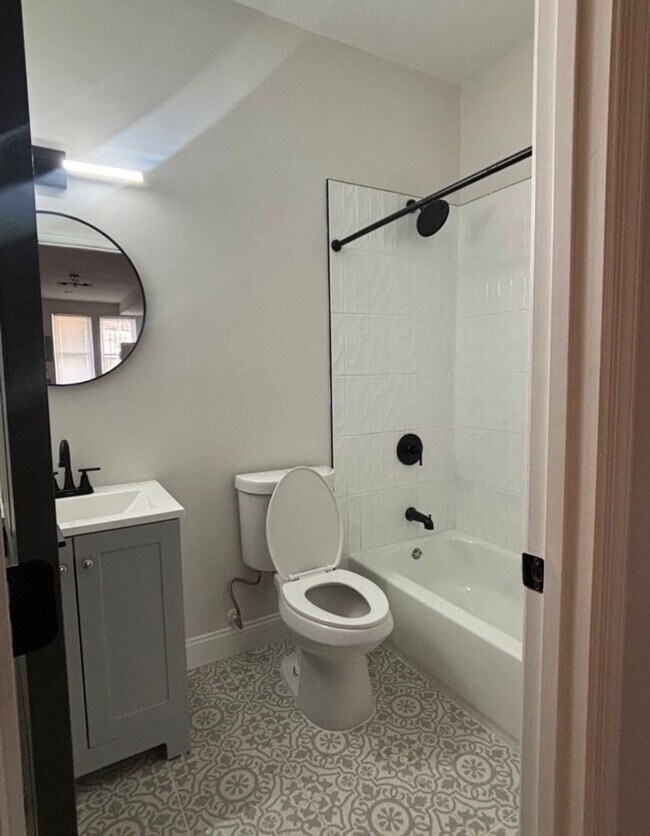 Building Photo - Newly Renovated 4BR Home in East Baltimore – Perfect for Families or Professionals!