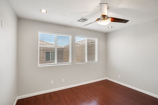 Building Photo - 4 Bedroom, 3 Den West Side Home