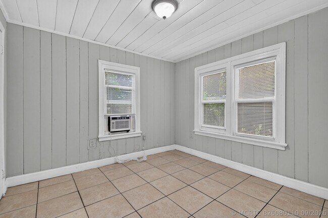 Building Photo - 885-887 7th St
