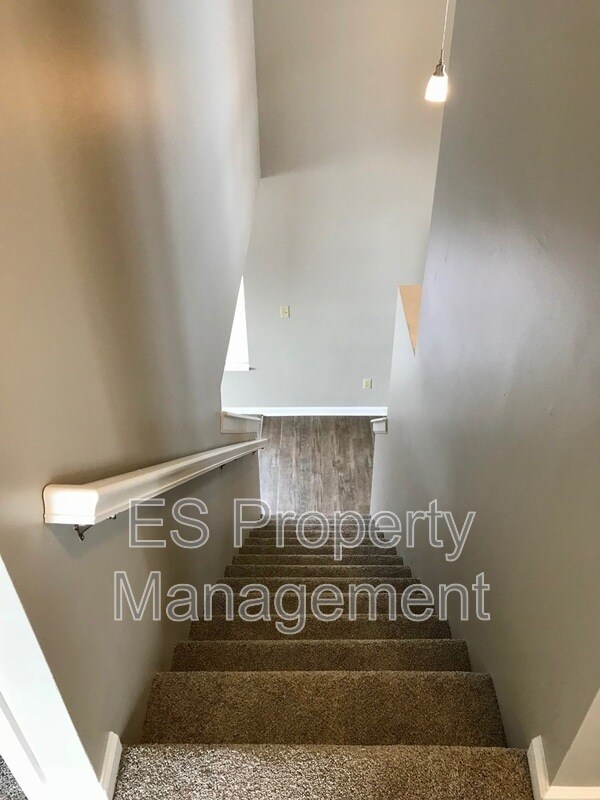 Building Photo - 5390 Lakeside Manor Dr