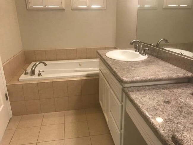 Building Photo - Charming Luxury Home Near Downtown Davis &...