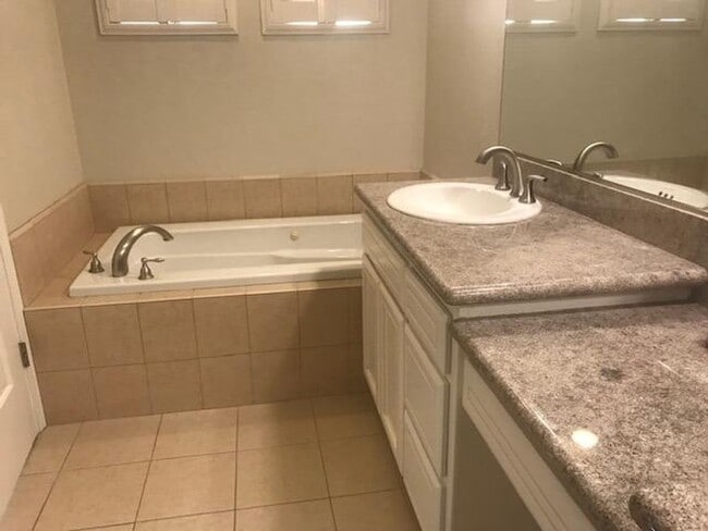 Building Photo - Charming Luxury Home near Downtown & Shopping