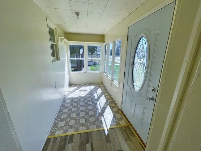 Building Photo - 208 E 10th- 2 bedroom house
