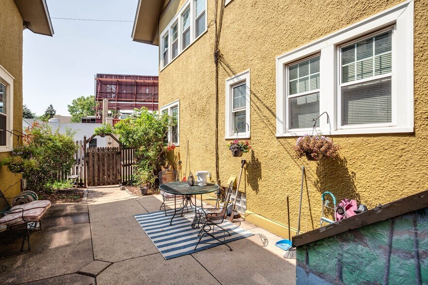 Building Photo - 1523 W Lake St