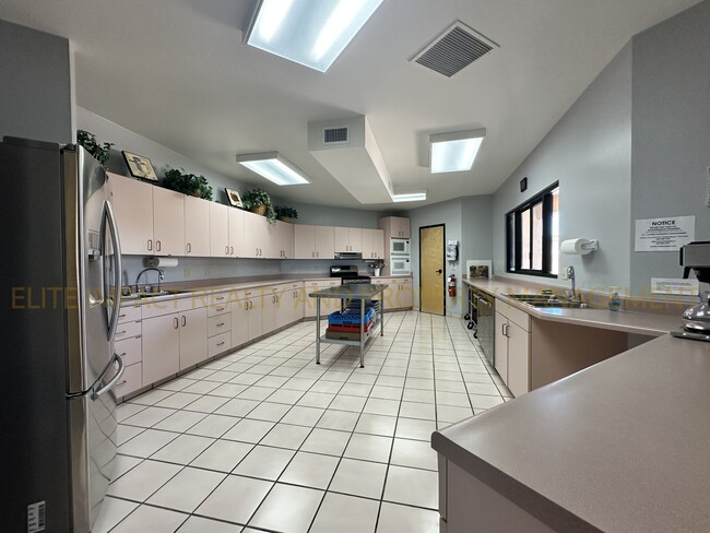 Building Photo - 585 W Deerview Ct